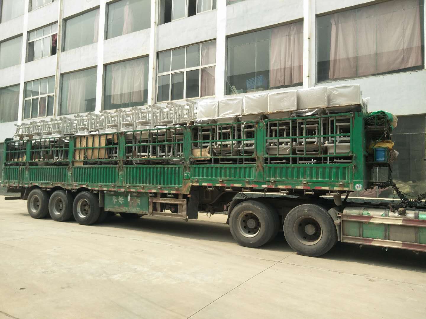 案例|睿學(xué)卓藝4000余套課桌椅批量發(fā)貨，交付客戶
