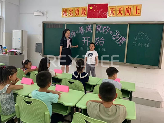  如何挑選滿意的學(xué)生課桌椅？